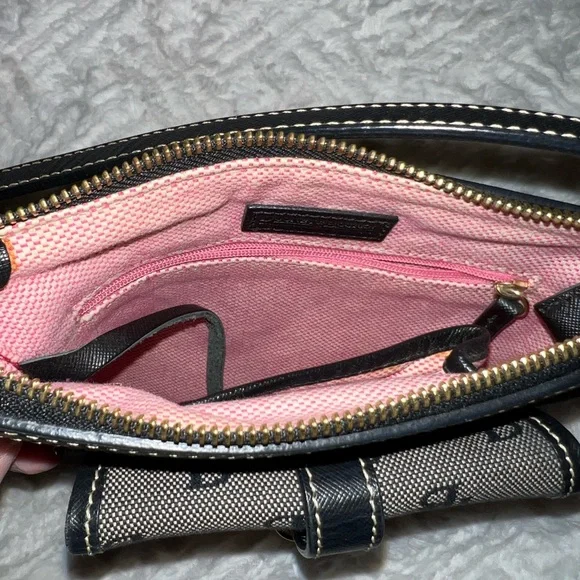 Dooney and Burke Stylish Black Crossbody Bag - Picture 3 of 4